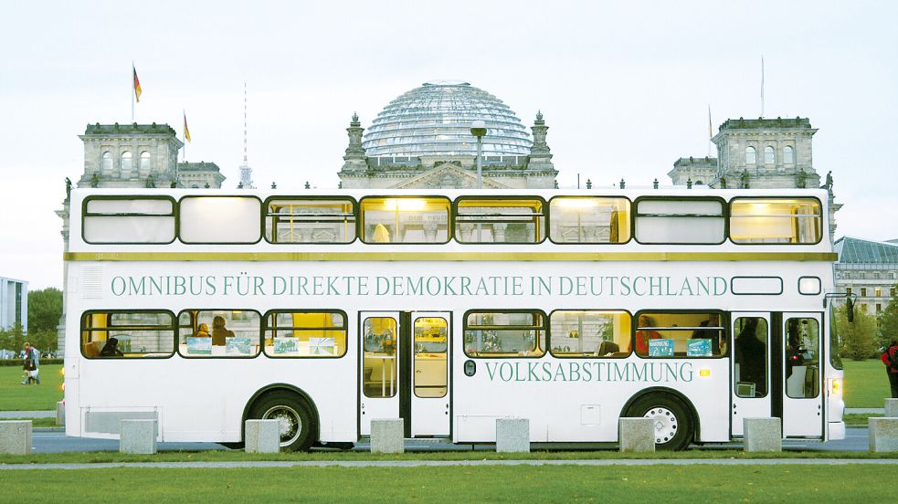 Der Omnibus für direkte Demokratie vor dem Bundestag: Im Oktober wird er zu Gast auf dem Norder Marktplatz sein. Foto: Omnibus