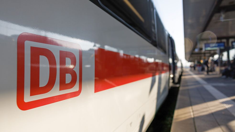 Ein Zug der Deutschen Bahn steht am Gleis. In Ostfriesland kommt es derzeit zu Verspätungen und Ausfällen. Symbolfoto: Daniel Karmann/dpa