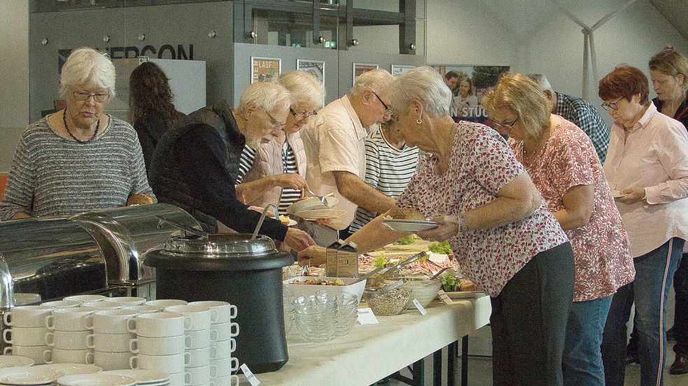 Die Teilnehmer bedienten sich am vielfältigen Frühstücksbüffet. Foto: Maike Apel