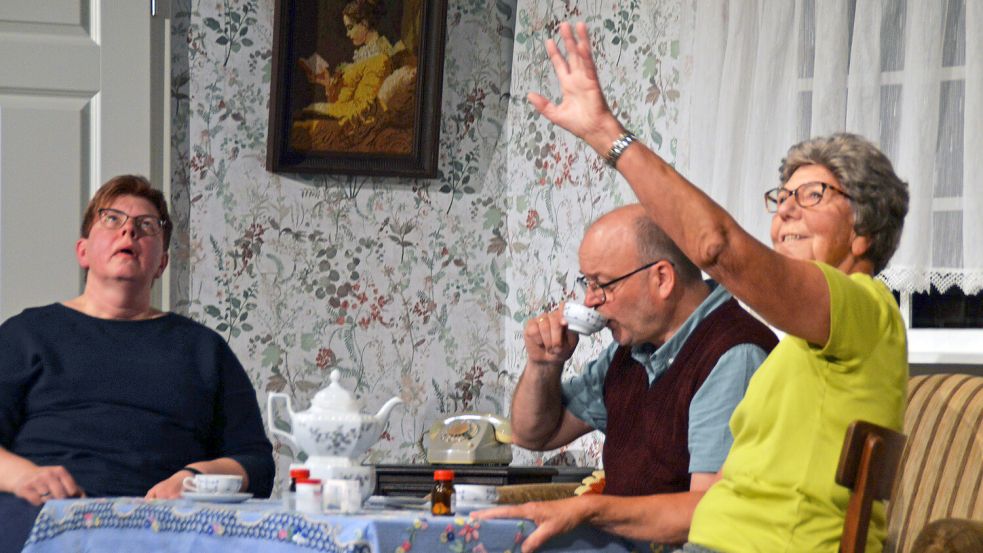 Ein gut aufgelegtes Trio in echt Wallinghausener Spieltradition: Bianca Dirks, Frank Mansholt und Publikumsfavoritin Karin Janßen. Foto: Gerd-D. Gauger
