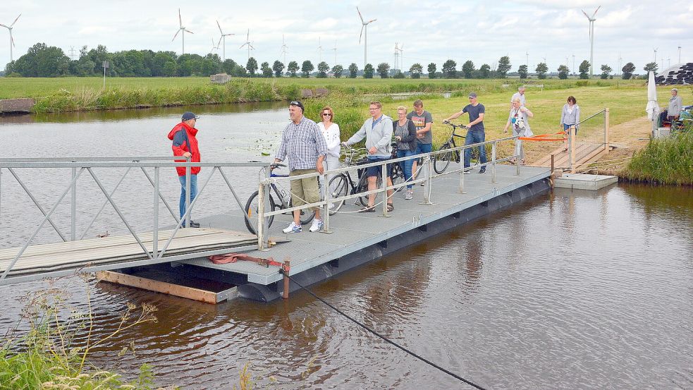 Anlässlich der Radveranstaltungen ,,Van Dörp to Dörp“ bauten im Jahr 2015 Mitglieder des Yacht-Clubs Unterems-Oldersum in Ippenwarf eine Brücke aus Schwimmpontons, um den Radfahrern gefahrlos die Überquerung des Fehntjer Tiefs zu ermöglichen. Foto: Gerd-Arnold Ubben