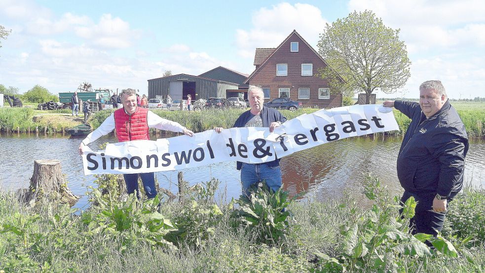 Spontane Aktion am 28. Mai 2021 der Simonswoldmer Ortsratsmitglieder Arno Ulrichs, Johann Hoofdman und Hinrich Päben in Ippenwarf, auf der anderen Seite stand der Ortsrat Tergast. Foto: Gerd-Arnold Ubben