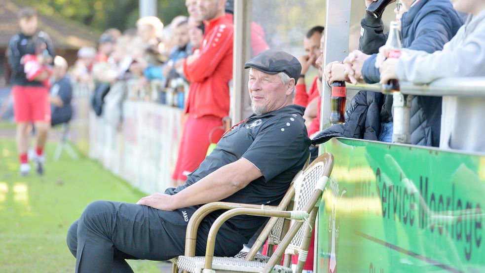 Wiesmoors Trainer Jürgen Zimmermann hatte sich von dem Spiel mehr versprochen. Für seine Mannschaft war der Punkt zu wenig.Fotos: Bernd Wolfenberg