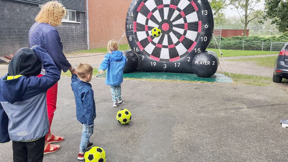 Die Fußball-Dart-Wand kam bei den Kindern besonders gut an. Foto: Britta Albers