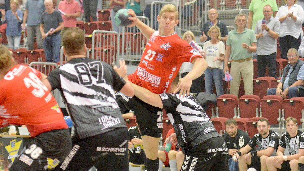 OHV-Spieler Rostyslav Polishchuk (im Bild im Spiel gegen die SGSH Dragons) schaltete beim VfL Fredenbeck den Torturbo ein und trug mit sechs Treffern allein in der Schlussphase maßgeblich zum Sieg der Auricher bei. Foto: Bernd Wolfenberg
