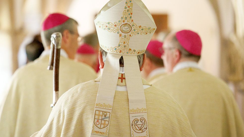 Blick auf die Mitra vom ehemaligen Bischof Franz-Josef Bode im Osnabrücker Dom St. Petrus nach seinem Abschiedsgottesdienst. Bode hatte seinen Rücktritt wegen persönlicher Fehler im Umgang mit sexuellen Missbrauchsfällen begründet. Foto: dpa/ Friso Gentsch