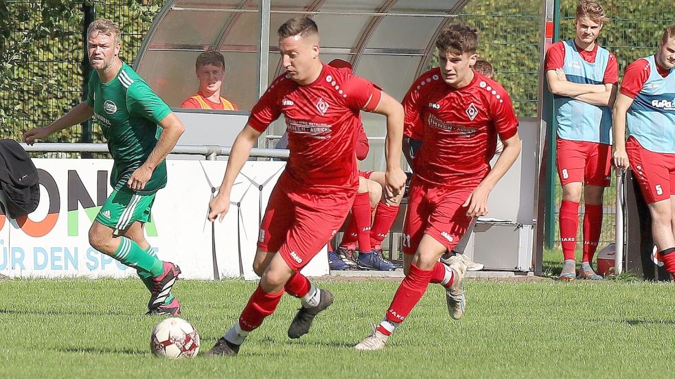 TuS Westerende (rot) gegen SV Arle im Vorwärtsgang. André Hölscher trieb den Ball voran und trug sich beim 3:0-Heimsieg auch in die Torschützenliste zum zwischenzeitlichen 2:0 ein. Der TuS schloss nach Punkten zum Tabellenführer Ihlow auf. Fotos: Wilfried Gronewold