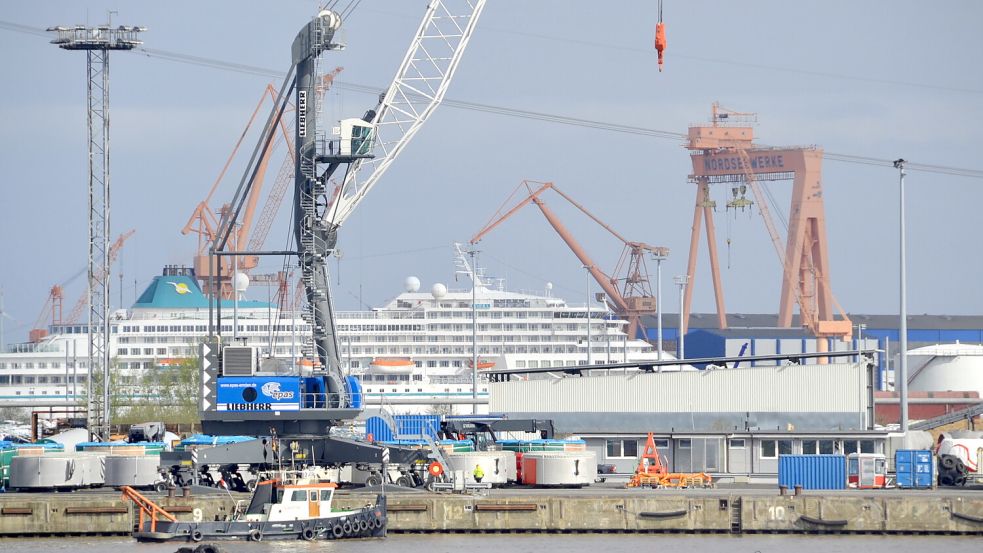 Blick auf den Nordkai des Emder Hafens, wo Windrad-Bauteile umgeschlagen werden. Im Hintergrund die Nordseewerke.Foto: Aiko Recke