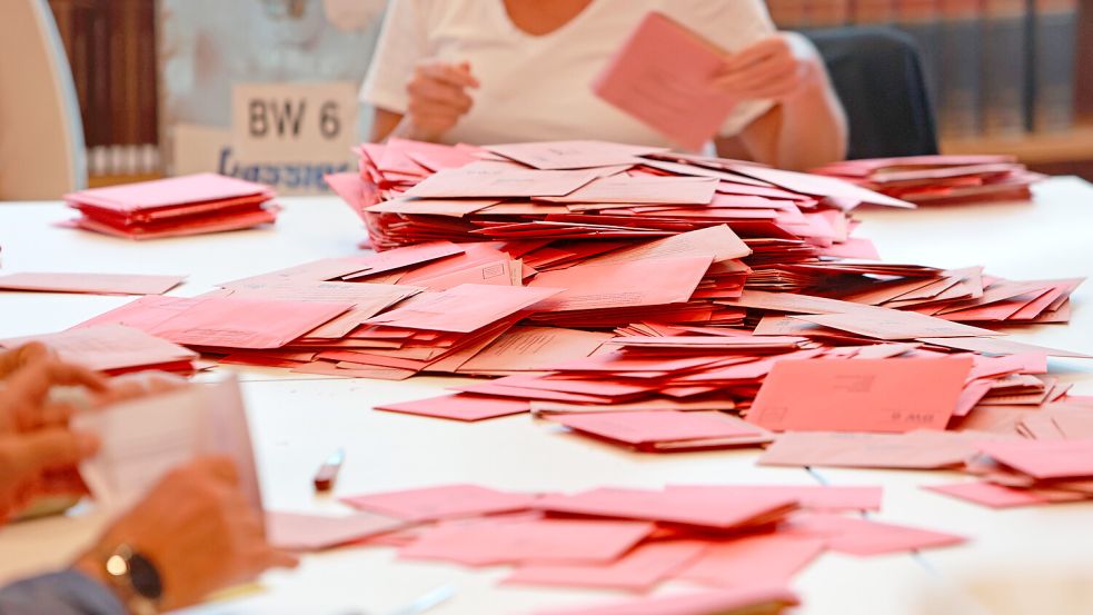 Bei der Stichwahl im thüringischen Nordhausen hat der parteilose Amtsinhaber Kai Buchmann die Wahl zum Oberbürgermeister gewonnen. Mit rund 55 Prozent lag er deutlich vor seinem Kontrahenten von der AfD, Jörg Prophet. Foto: dpa/Matthias Bein