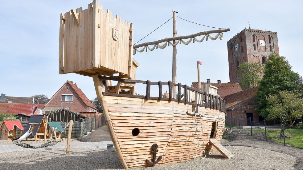 Das mehr als elf Meter lange hölzerne Spielschiff in Koggenform ist die Hauptattraktion des neuen Spiel- und Erlebnispunkts in Marienhafe. Foto: Thomas Dirks