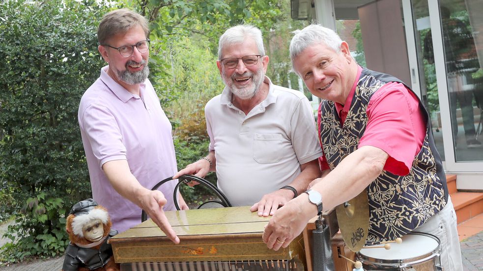 Frank Niedermayer (Europhaus, von links), Heinz-Wilhelm Schnieders und Thomas Brey präsentierten das Programm des Drehorgelfestivals Ostfriesland. Foto: Romuald Banik