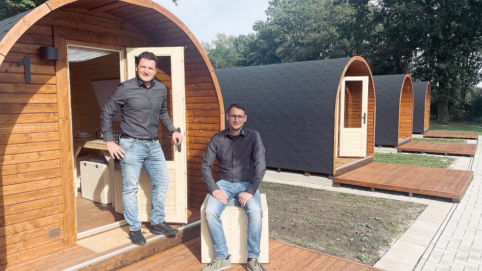 Simon Willms (links) und Christian Albers vor den neuen Campingpods. Foto: Holger Janssen