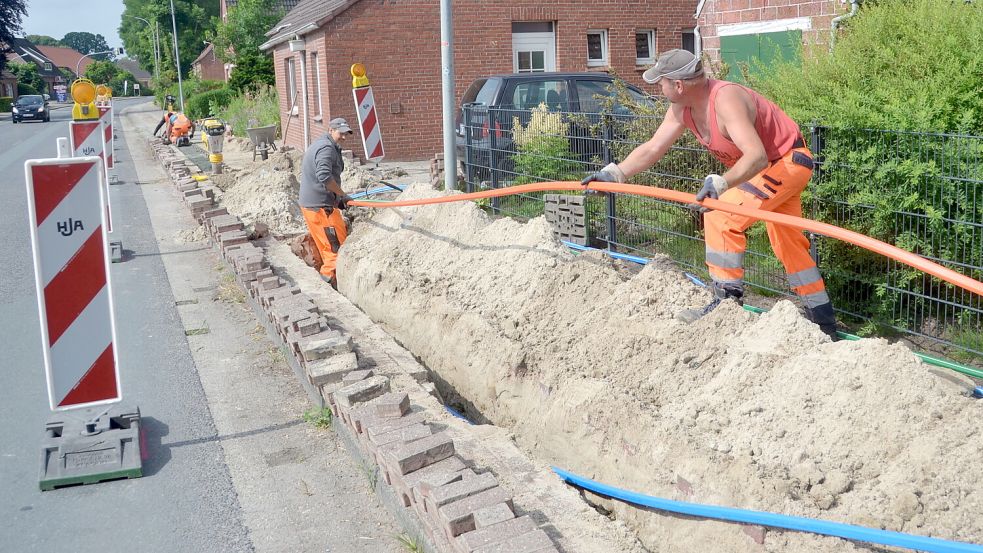 An vielen Stellen im Landkreis werden Glasfaserkabel verlegt, wie hier 2021 in Riepe. Foto: Aiko Recke