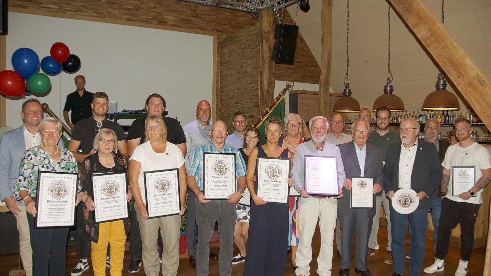 Der Vorsitzende des Friesischen Klootschießerverbands Helfried Götz (links) ehrte bei der Feier zum 100. Geburtstag des Boßelvereins „Free ut de Hand“ Sandhorst zahlreiche treue Vereinsmitglieder und langjährige Vorstandsmitglieder. Dazu zählten Helene Saathoff (von links, 20 Jahre Vorstandstätigkeit (VT)), Hannelore Schaper (60 Jahre Vereinsmitgliedschaft (VM)), Keno Nispel (Sportler des Jahres), Sonja Hoogestraat, (40 Jahre VM), Chris Meyer, (25 Jahre VM), Robert Nispel (25 Jahre VM), Johann Fleßner (40 Jahre VM), Karl-Heinz Frerichs (25 Jahre VM), Lena Frieden (25 Jahre VM), Andrea Nispel (40 Jahre VM, 20 Jahre VT), Helga Siebolds (50 Jahre VM), Christine Taddigs (25 Jahre VM), Ommo Oltmanns (60 Jahre VM), Erich Eisenhauer (30 Jahre, eigentlich 41 VT), Weert Gerdes (50 Jahre VM), Olaf Onneken ( 25 Jahre VM), Bernd Eisenhauer (25 Jahre VM), Willm Janssen (30 Jahre, eigentlich 41 VT) Heinrich Meyer (20 Jahre VT), Eike Janssen (25 Jahre VM). Fotos (3): privat