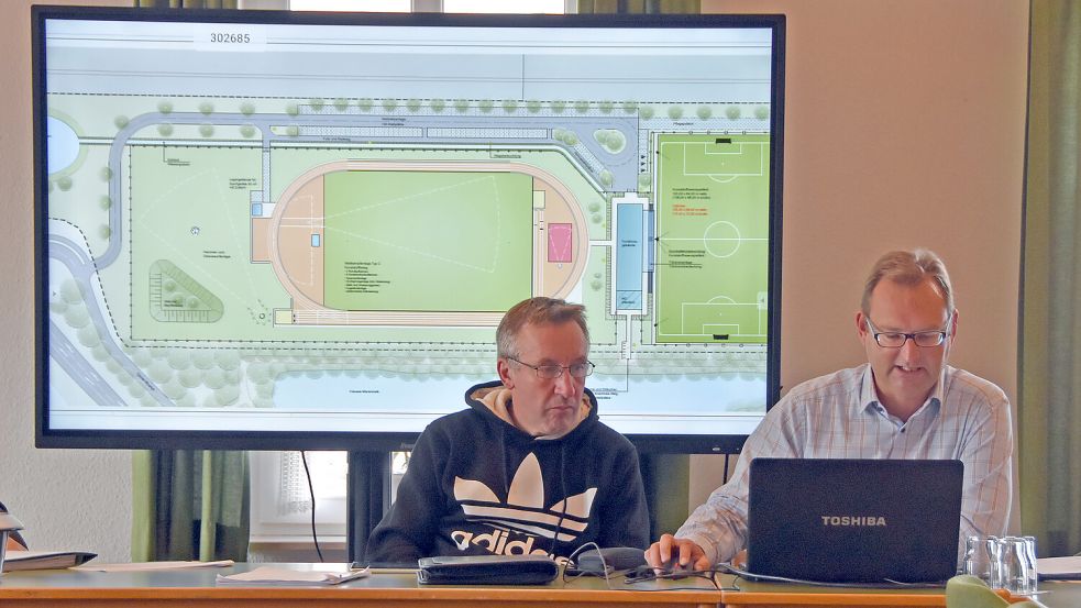 Bauamtsmitarbeiter Markus Schwarz (rechts) erläuterte in der Ausschusssitzung am Dienstag den Stand der Planung für die neue Sportstätte in Marienhafe. Stellvertretender Ausschussvorsitzender Ewald Arends (SPD) hörte ihm interessiert zu. Foto: Thomas Dirks