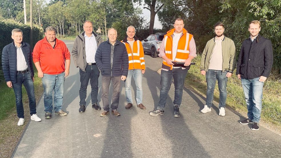 Vertreter der beteiligten Firmen, Behörden und der Teilnehmergemeinschaft trafen sich am Dienstag zur offiziellen Abnahme am Hauptmeedeweg. Foto: Holger Janssen