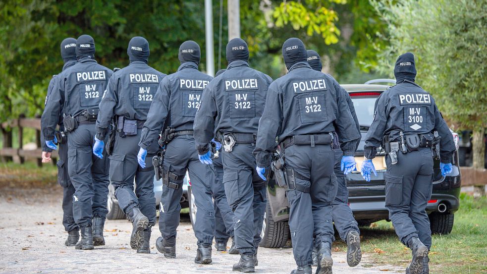 Die Polizei durchsuchte am Mittwochmorgen, 27. September, deutschlandweit Wohnungen vermeintlich Rechtsextremer. Foto: dpa/Jens Büttner