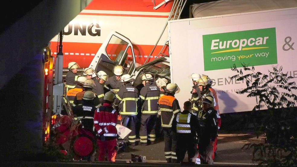 Rettungskräfte eilen zu einem der Unfallfahrzeuge, in dem ein Fahrer eingeklemmt wurde. Foto: HamburgNews/Höfig