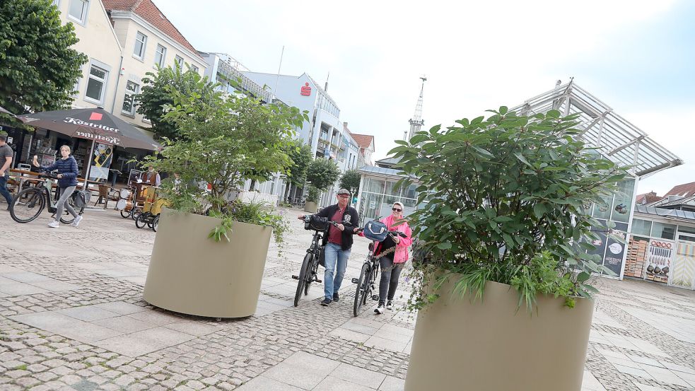 Seit Montag stehen auf dem Auricher Marktplatz zwölf Pflanzkübel. Foto: Romuald Banik