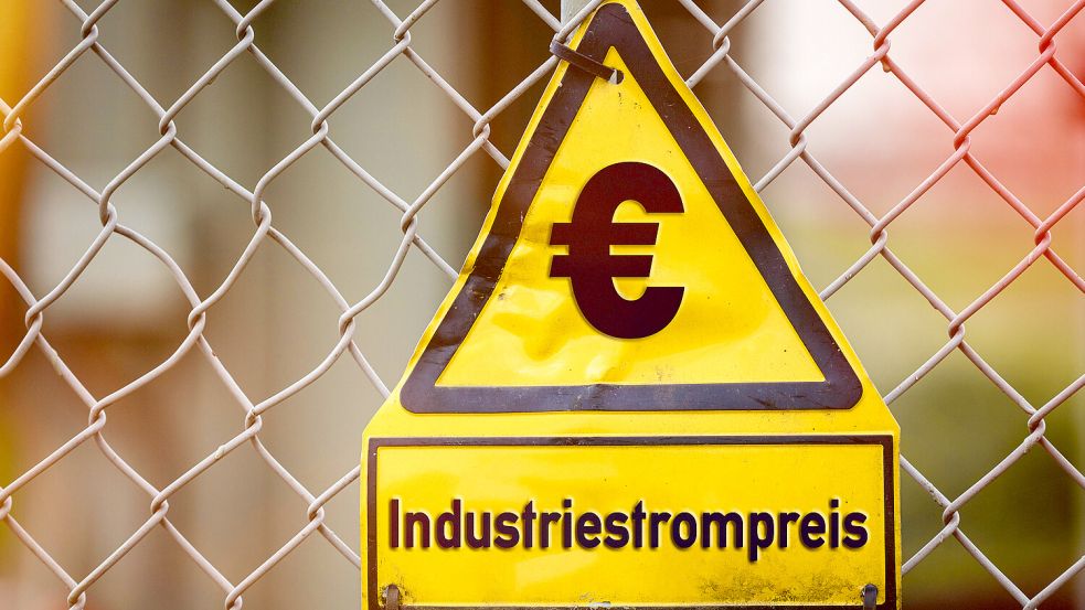 7 September 2023: High voltage sign on a fence with Euro sign and the inscription: Industrial electricity price PHOTOMON Foto: www.imago-images.de