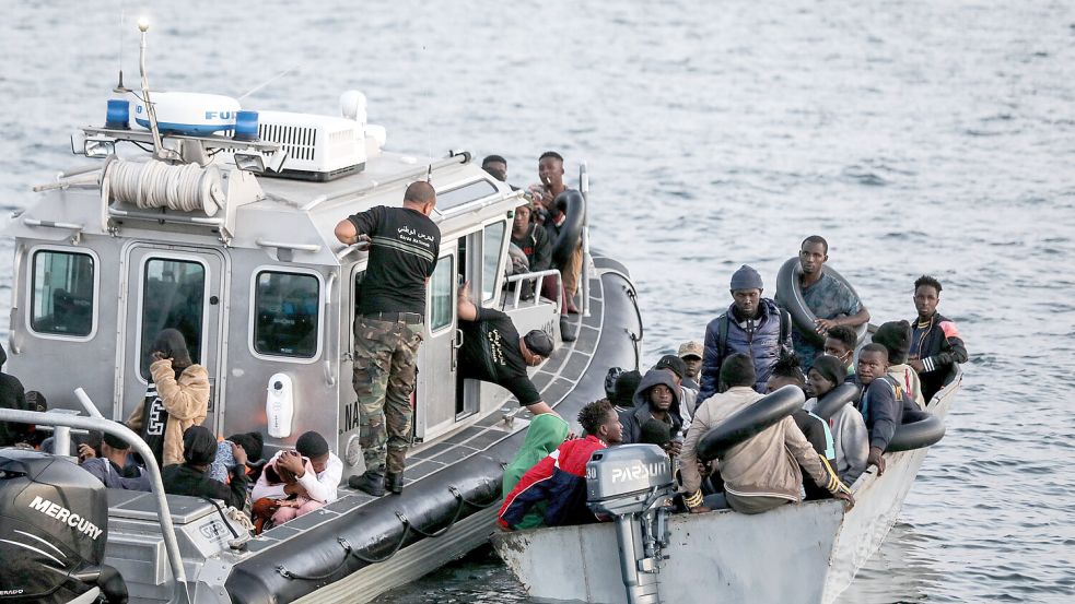 Die tunesische Küstenwache fängt kleine Boote mit Migranten ab, die versuchen, das Mittelmeer zu überqueren, und schleppt sie zurück an die Küste. Foto: dpa/Khaled Nasraoui