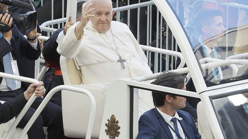 Papst Franziskus überraschte eine 95-jährige Inderin, die ihren Enkel anrufen wollte und ging selbst ans Telefon. Foto: dpa/Sebastien Nogier