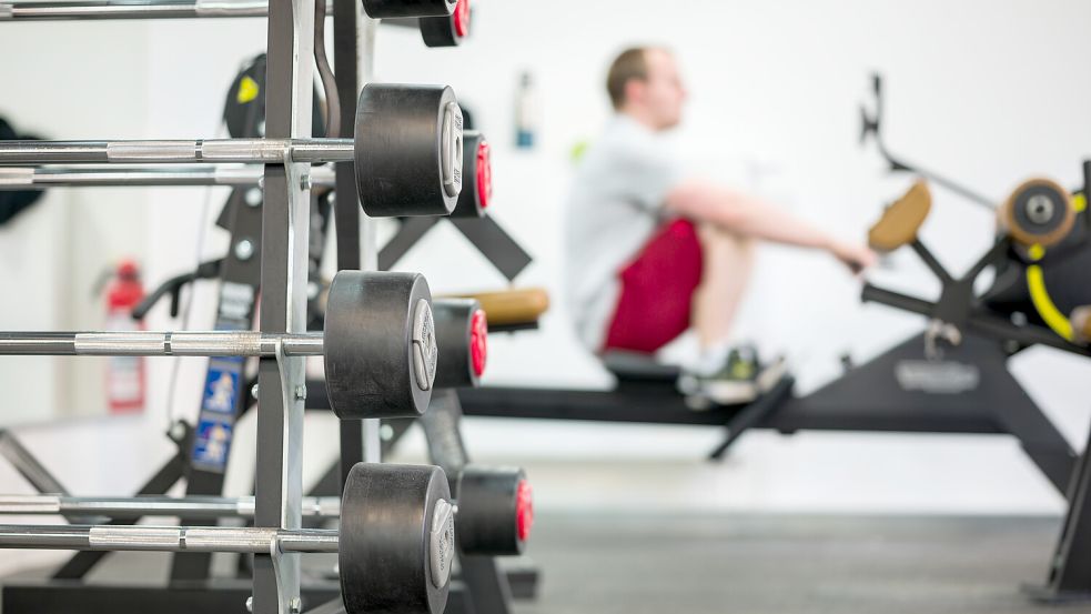 Besonders junge Menschen sind häufiger im Fitnessstudio zu finden. Foto: DPA