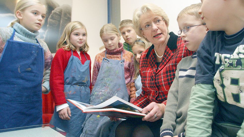 Kunsthallen-Chefin Eske Nannen mit Malschulkindern. Foto: privat