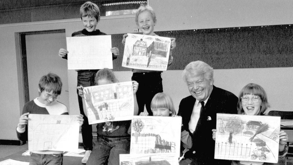 Kunsthallen-Gründer Henri Nannen mit Malschulkindern in den 1980er-Jahren. Foto: privat