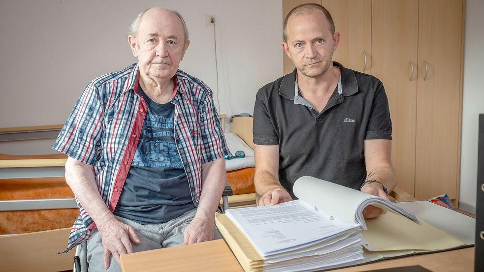 Andreas Schäfer (rechts) kümmert sich für seinen Vater Klaus um die Korrespondenz mit den Behörden. Foto: Lothar Scheschonka