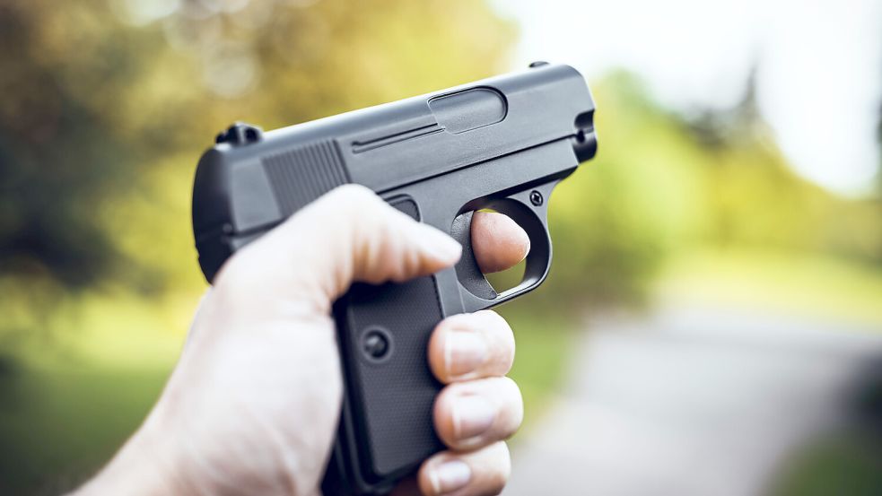 Softair-Pistolen und echte Waffen sind sogar für Polizisten auf den ersten Blick oftmals schwierig zu unterscheiden. Foto: imago images/Christian Ohde