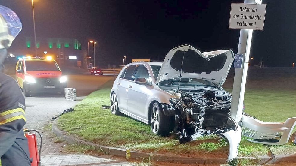 Dieser VW Golf prallte im Osthafen von Norddeich frontal gegen einen Laternenmast. Foto: Feuerwehr Norden