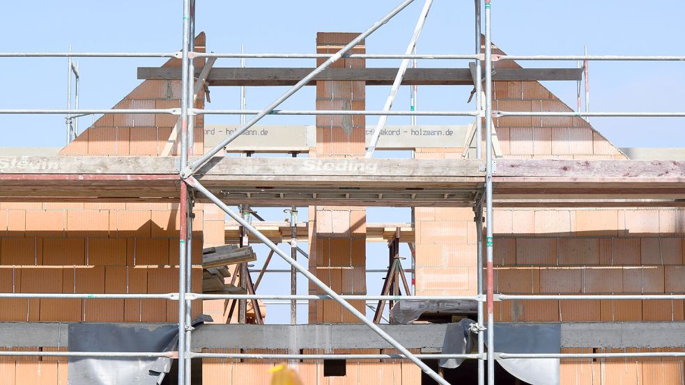 Ein Haus wird gebaut. Vor allem im Bauhauptgewerbe gab es im September in Ostfriesland deutlich weniger neue Stellen. Foto: DPA