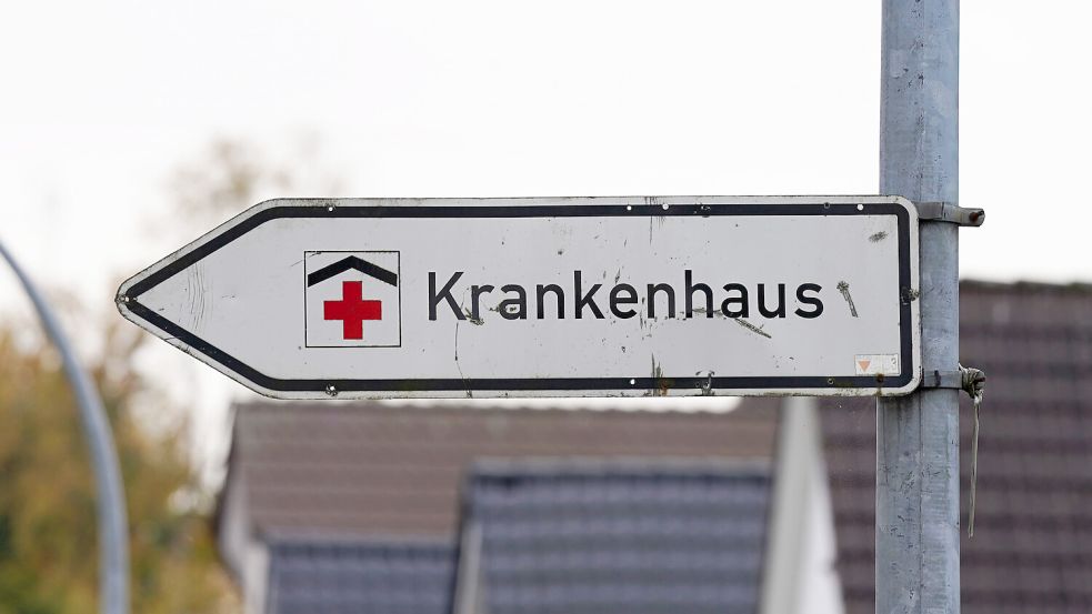 Der Wegweiser zeigt die Richtung zum Krankenhaus – aber nicht mehr nach Norden hinein. Symbolfoto: Brandt/dpa