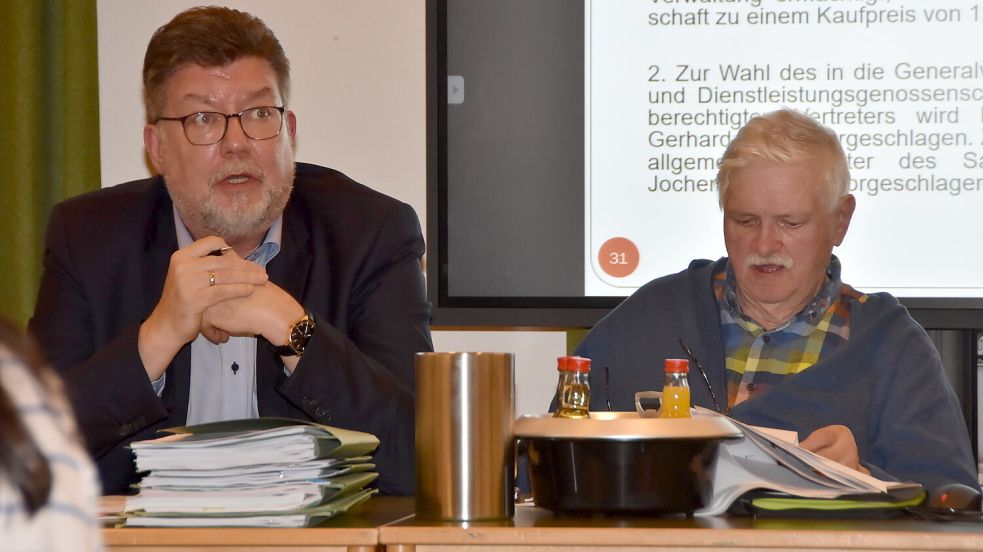 Verärgert über einige Ratsleute zeigte sich Brookmerlands Samtgemeindebürgermeister Gerhard Ihmels (SPD), hier in der Ratssitzung links neben dem Ratsvorsitzenden Burkhard Heuer (SPD). Foto: Thomas Dirks
