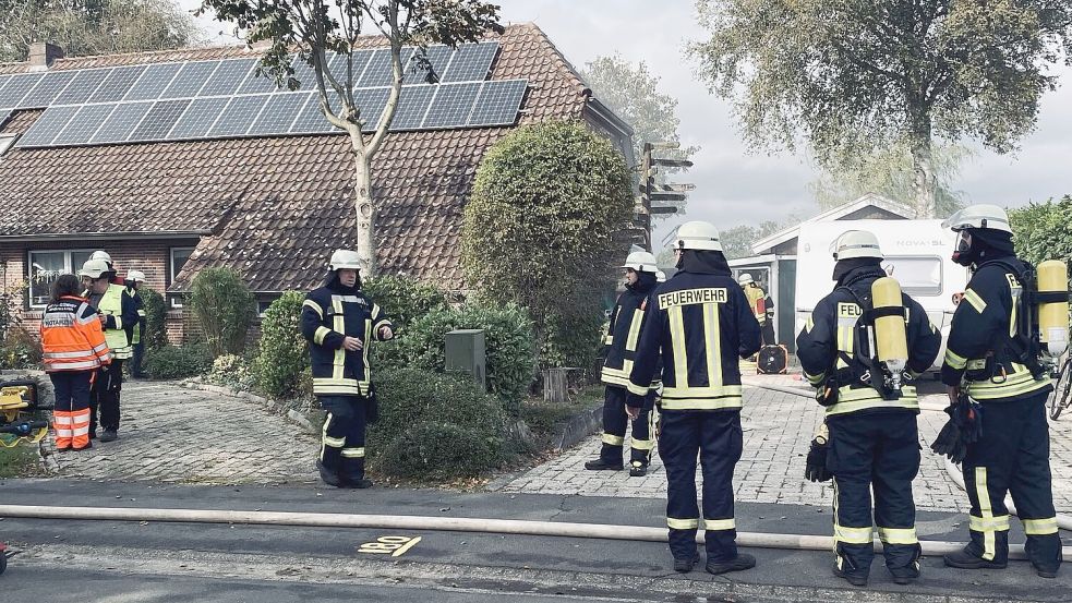 Neben der Feuerwehr ist auch der Rettungsdienst vor Ort. Foto: Holger Janssen