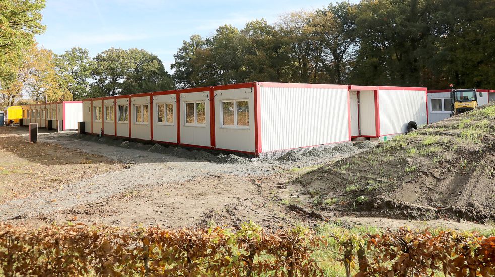 Unter anderem am Extumer Weg stehen Flüchtlingsunterkünfte. Der Zugang ist beschränkt. Foto: Romuald Banik