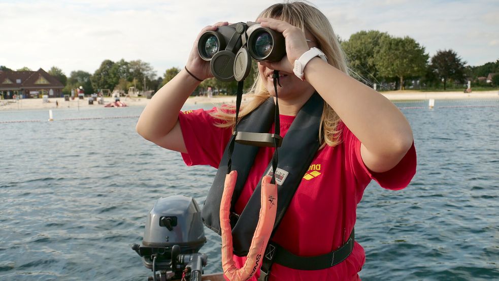 Verantwortlich für die Sicherheit am Badesee in Tannenhausen: DLRG-Rettungsschwimmerin Julia Austen hat stets alles im Blick und koordiniert darüber hinaus die Einsatzzeiten ihrer Kollegen an dem städtischen Gewässer. Foto: Markus Weymer