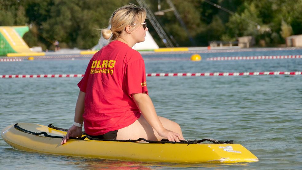 Ehrenamt und Hobby zugleich: Julia Austen ist der Dreh- und Angelpunkt für die DLRG am Badesee in Tannenhausen. Foto: Markus Weymer