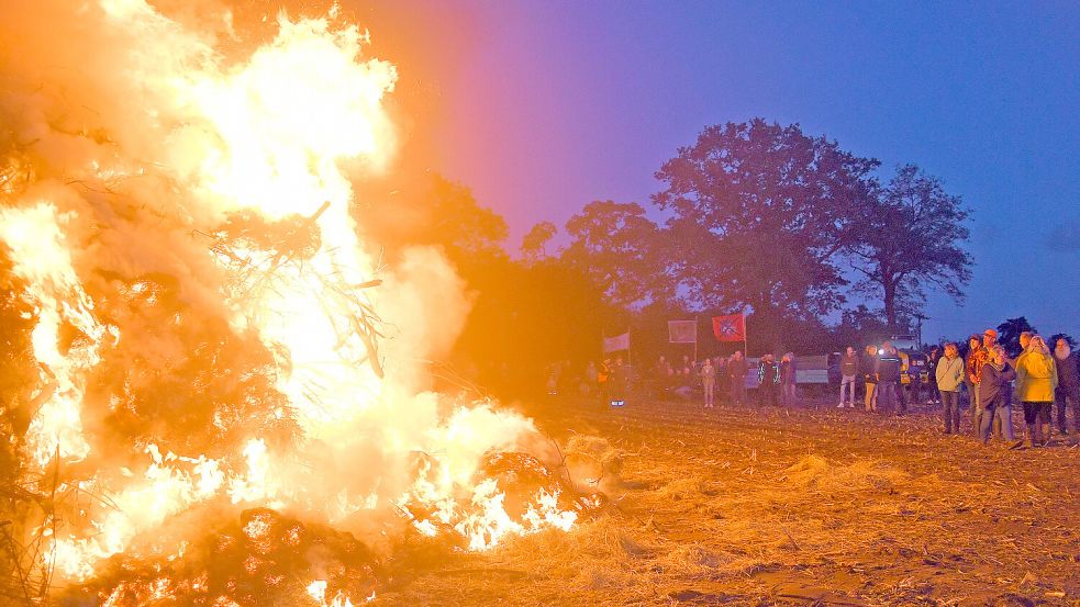 Rund 120 Menschen waren nach Hüllenerfehn zum Mahnfeuer gegen den Wolf gekommen. Foto: Gerd-Arnold Ubben