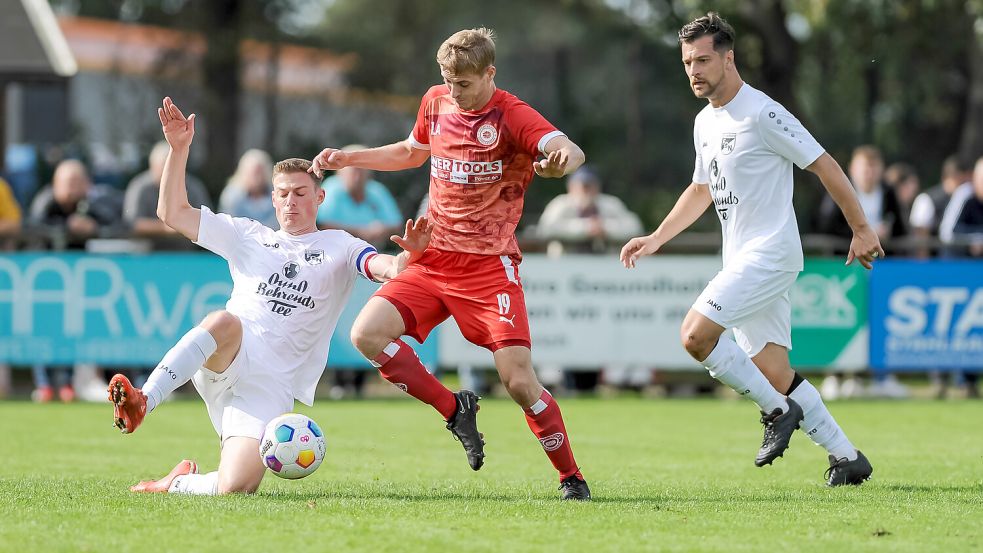 Lennard Martens (Mitte) musste sich mit Großefehn gegen den FC Norden lange gedulden. Foto: Stephan Friedrichs