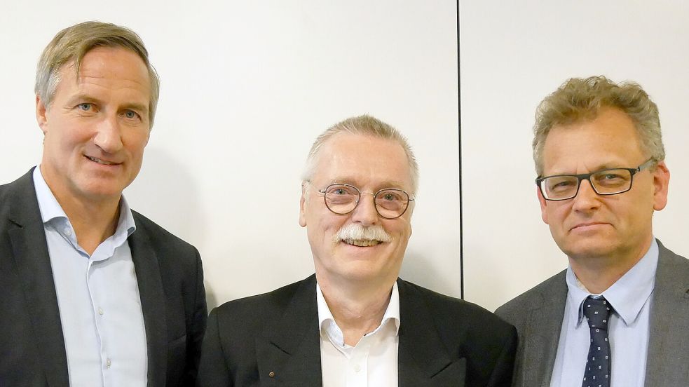 Der scheidende Chefarzt Dr. Hendrik Faust (Mitte) wurde von Klinik-Geschäftsführer Dirk Balster (links) verabschiedet. Nachfolger wird Prof. Dr. Gernot M. Kaiser (rechts). Foto: privat