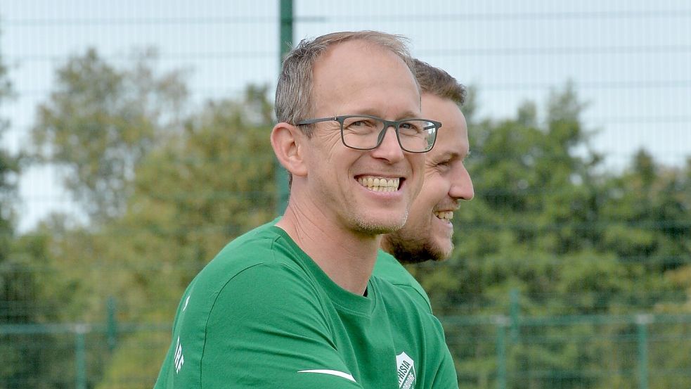 Der Moordorfer Trainer Alwin Tierok-Heddinga war mit dem Remis zufrieden. Foto: Bernd Wolfenberg