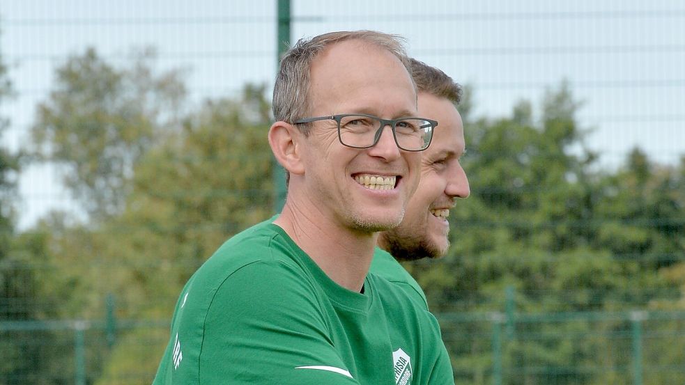 Der Moordorfer Trainer Alwin Tierok-Heddinga war mit dem Remis zufrieden.   Foto: Bernd Wolfenberg