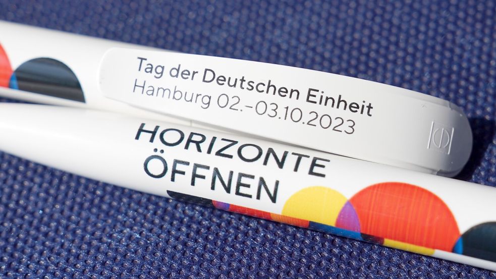 Kugelschreiber zum Tag der Deutschen Einheit, darauf das Motto der diesjährigen zentralen Feierlichkeiten in Hamburg. Foto: dpa/Marcus Brandt