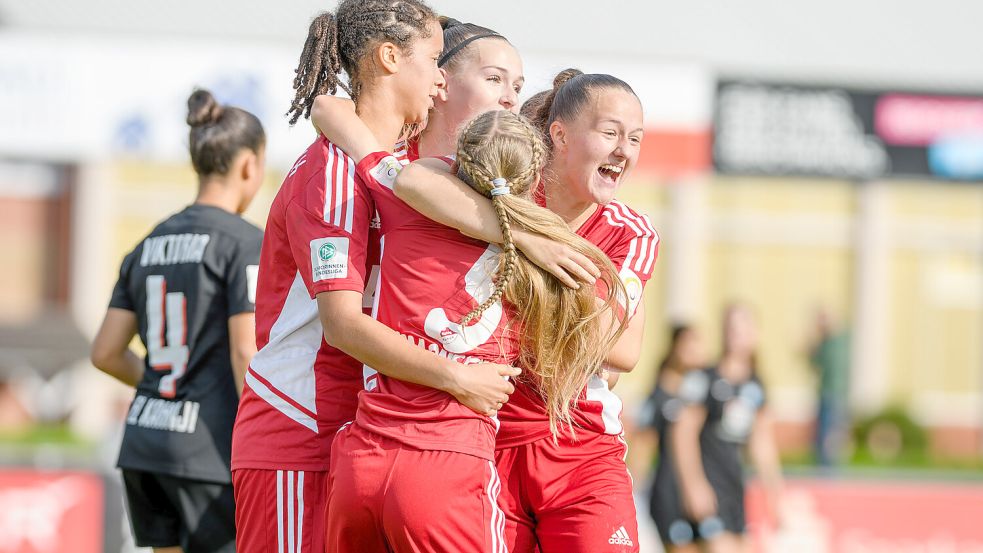 Die SpVg-Spielerinnen bejubeln den Führungstreffer gegen Victoria Berlin durch Lucy Minne. Danach mussten die Auricherinnen eine brenzlige Phase zu überstehen. Fotos: Aylin Rewohl