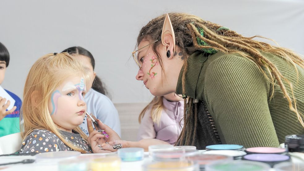 Waldelfe Insa Bohls hat in der Burgstraße Kinder phantasievoll geschminkt. Foto: Stephan Friedrichs