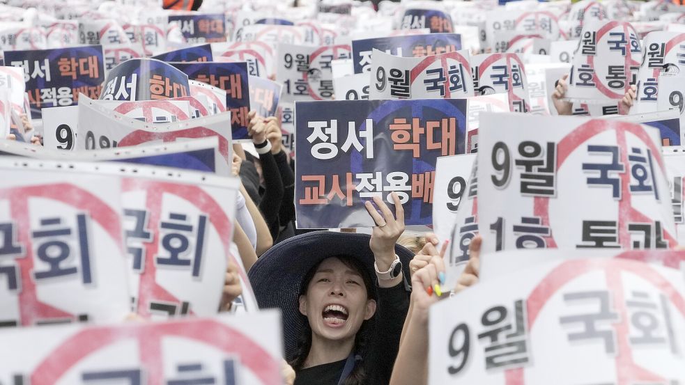 Nach dem Selbstmord einer Grundschullehrerin im Juli protestieren Lehrer in ganz Südkorea für bessere Arbeitsbedingungen, um Lehrer vor den weit verbreiteten negativen Beschwerden von Eltern zu schützen. Foto: dpa/AP/Ahn Young-joon