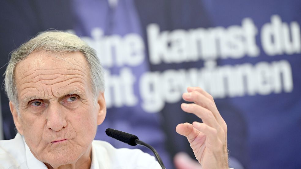 „Alleine kannst Du nicht gewinnen“ - zum 80. Geburtstag ist ein neues Buch über Wolfgang Overath erschienen. Foto: Federico Gambarini/dpa