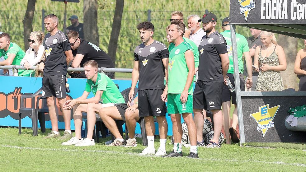 Die Ihlower Trainer Jannik Swieter und Markus Einnolf. Foto: Wilfried Gronewold